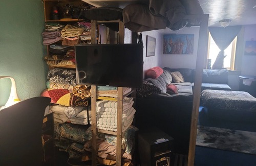 Englewood Apartment | Artistic, clean Lg Basement Studio W/24hr Hottub & Lg private yard. City Oasis.