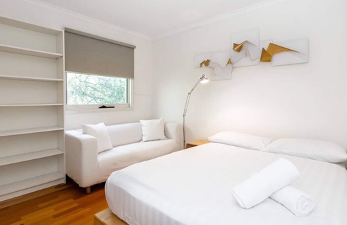 Kensington Apartment | Artists Hideaway in Vibrant Kensington