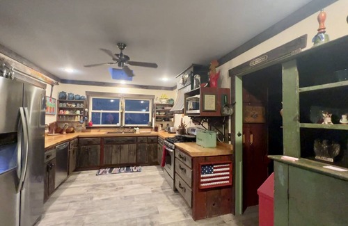 Highlands House | Artsy Highlands 5 br 3.5bth,w/creek,wifi & firepit
