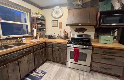 Highlands House | Artsy Highlands 5 br 3.5bth,w/creek,wifi & firepit