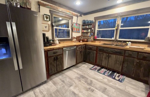 Highlands House | Artsy Highlands 5 br 3.5bth,w/creek,wifi & firepit