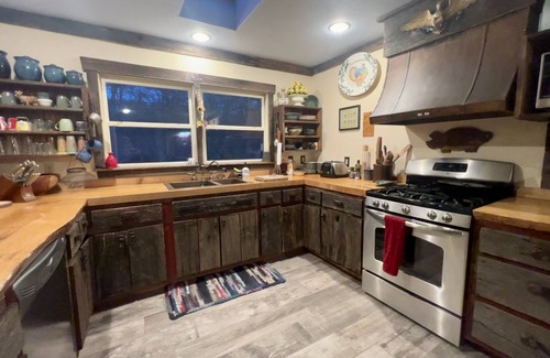 Highlands House | Artsy Highlands 5 br 3.5bth,w/creek,wifi & firepit