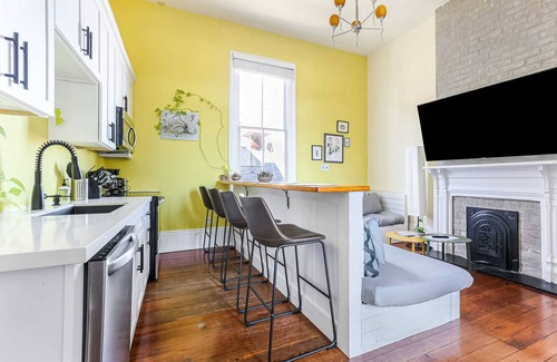 East Riverside Apartment | Artsy Magazine St | Grand Balcony | Great Location