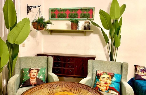 Palace District Apartment | Arty studio flat at city center