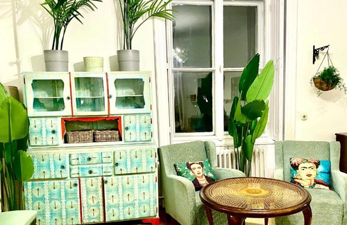 Palace District Apartment | Arty studio flat at city center
