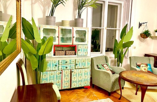 Palace District Apartment | Arty studio flat at city center