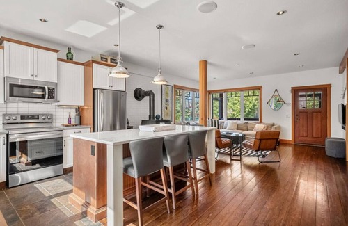 South Cambie Apartment | Ash & Iron | Lake | Hot Tub | Fire Pit | Gym | Yard