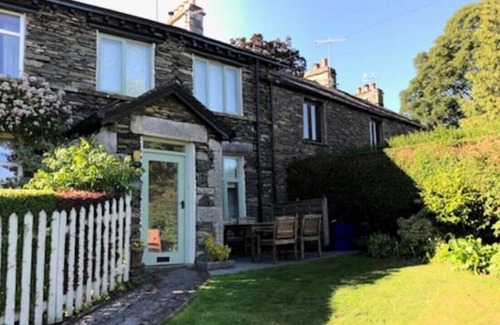 Staveley Cottage | Ashdene Cottage With Enclosed sun Trap Garden