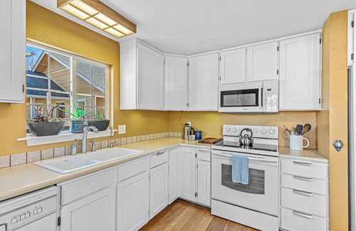 Ashland House | Ashland Urban Cabin - Centrally located & walking distance to SOU and Downtown