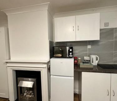 Milton Keynes Apartment | Ashsons Cosy Studio Apartment Free Parking For Car or Small Van Only