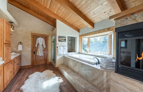Markleeville Cabin | ASPEN CREEKSIDE LODGE- A Stunning Family and Corporate Retreatnn