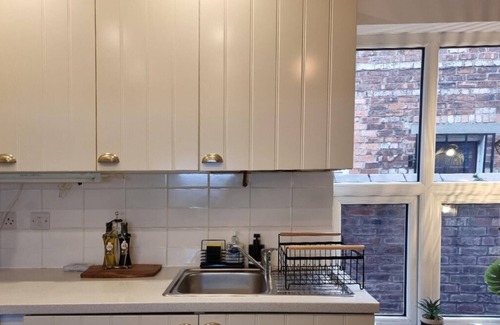 Manchester House | Astonishing House With Outdoor Seating BBQ