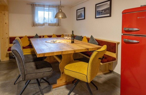 Bruck an der Grossglocknerstrasse Apartment | Cosy apartment for 4 people with WIFI, TV, balcony, pets allowed and panoramic view