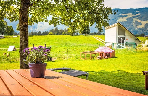 Saalfelden am Steinernen Meer Villa | Cosy apartment in villa for 4 people with TV, balcony and panoramic view