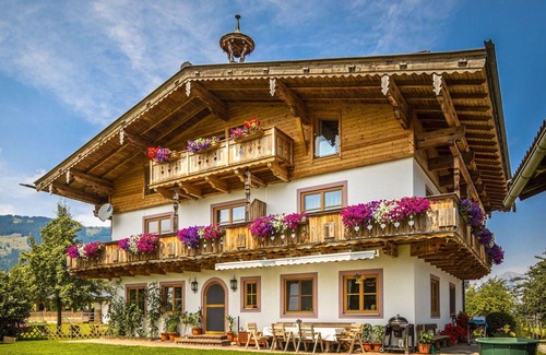 Saalfelden am Steinernen Meer Villa | Cosy apartment in villa for 4 people with TV, balcony and panoramic view