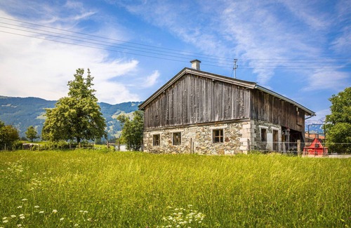 Saalfelden am Steinernen Meer Villa | Cosy apartment in villa for 4 people with TV, balcony and panoramic view