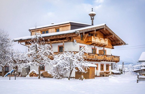 Saalfelden am Steinernen Meer Villa | Cosy apartment in villa for 4 people with TV, balcony and panoramic view