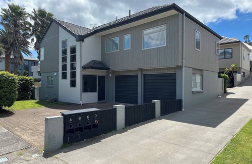 Mount Maunganui Cottage | At The Bay - Mt Maunganui Holiday Home