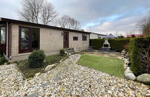 Tzummarum Ski Chalet | Atmospheric chalet with beautiful garden, on a holiday park near the Wadden Sea