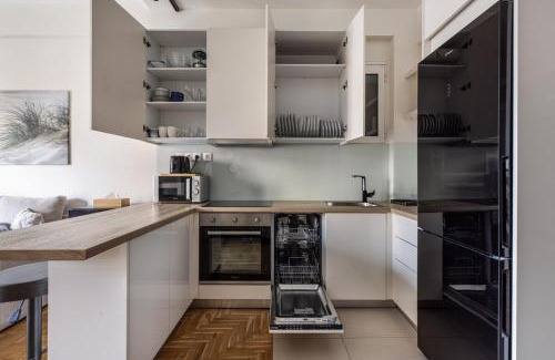Mousio Apartment | Attica - Captivating 2-Bedroom Apt & Balcony in Athens