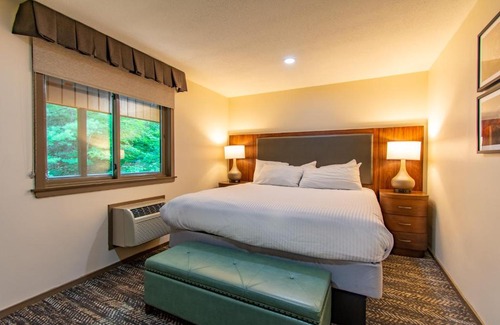 Bartlett Hotel | Attitash Motel & Suites