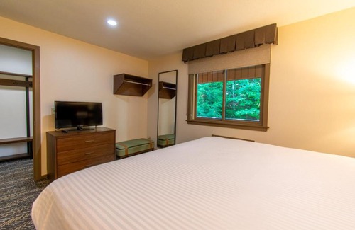 Bartlett Hotel | Attitash Motel & Suites