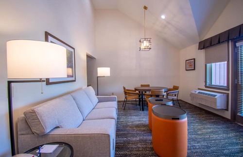 Bartlett Hotel | Attitash Motel & Suites