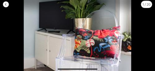 Hastings House | Attractive comfortable room in friendly house