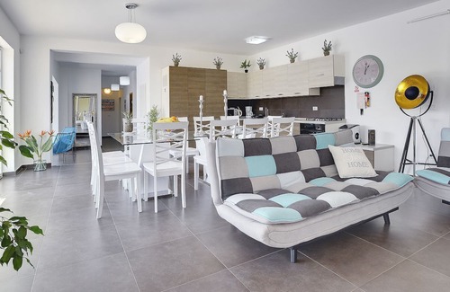 Muzini House | Attractive villa with pool, sauna, table tennis