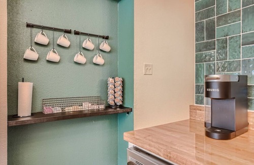 Sweetbriar House | ATX Jukebox | Jacuzzi | Shuffleboard | Fire Pit