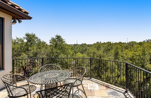 Bear Creek House | ATX Stagecoach close to Dripping Springs/Driftwood wedding venues