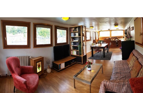 2nd Arrondissement Boat Rental | Atypical barge full of charm in the city center
