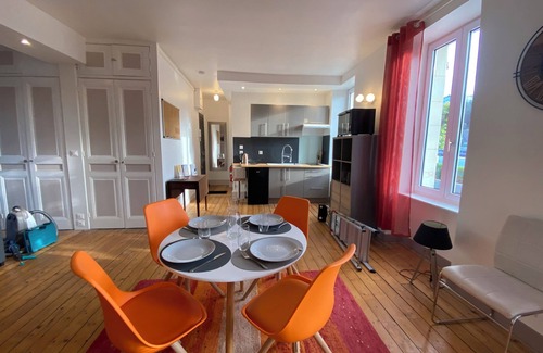 Cherbourg-en-Cotentin Apartment | Au logis de Abi Bienvenue 3-star rating Spacious bourgeois apartment