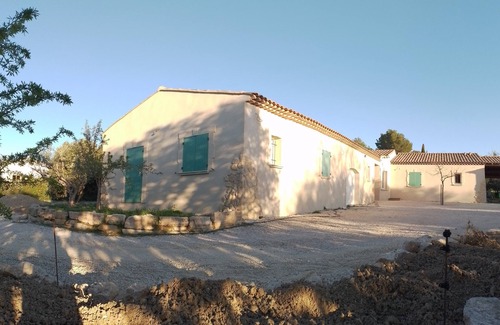La Roque-sur-Pernes Villa | Au pénéquet air-conditioned single-storey house in the heart of nature