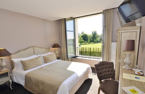 Tremblay-en-France Hotel | Auberge du Château Bleu
