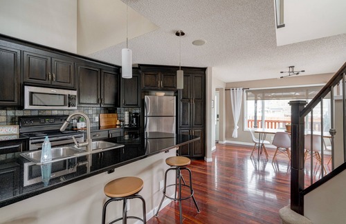 Southeast Calgary House | Auburn Oasis☀️near Mountains*South Health*Fish Creek*4 bdrms*4 bthrms*Sleeps 10