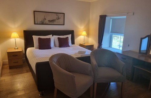 Arden Cottage | Auchendennan Farm Cottage - sleeps 6 guests in 3 bedrooms