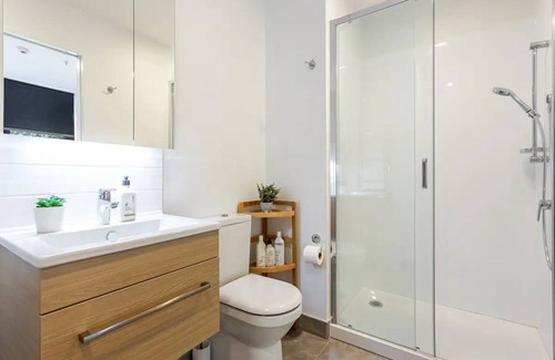 Newton Apartment | Auckland City Charm - 2BR Haven by Zodiak Stays