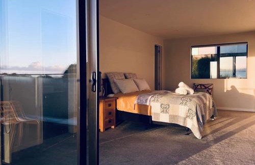 Te Atatu Peninsula House | Auckland Sunrise Sea View