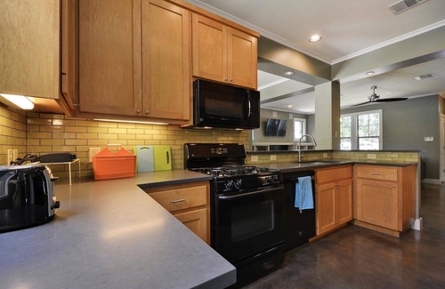 Holly House | AustinPoolHouse Downtown - Industrial Chic + Pool, Game Room. Walk to food & BBQ