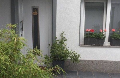 Roesrath Apartment | AusZeit guest apartment with terrace near the airport