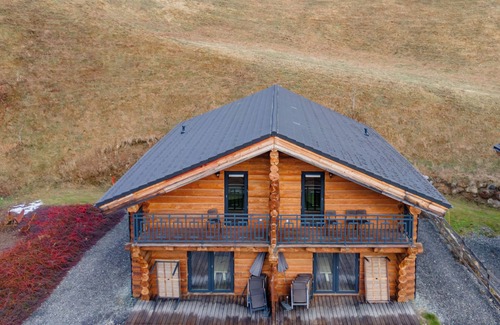 Jenig Ski Chalet | Authentic log house near top ski resort