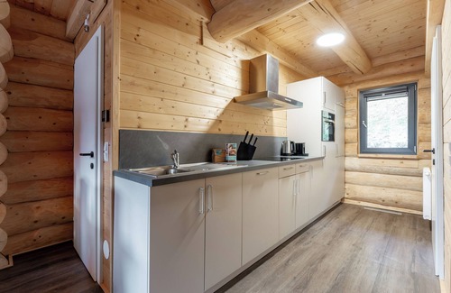 Jenig Ski Chalet | Authentic log house near top ski resort