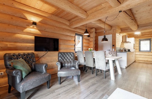 Jenig Ski Chalet | Authentic log house near top ski resort