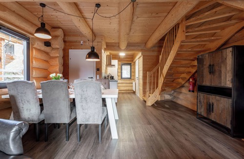 Jenig Ski Chalet | Authentic log house near top ski resort