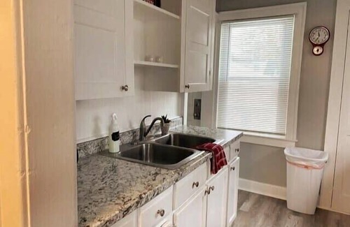 Pontiac House | AutoManiac spot in the heart of Pontiac/3 beds 2 baths