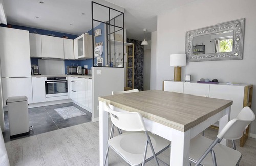 Arcachon Apartment | Autumn Town Arcachon: T2 Apt with Balcony, 300m to Beach