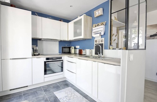 Arcachon Apartment | Autumn Town Arcachon: T2 Apt with Balcony, 300m to Beach