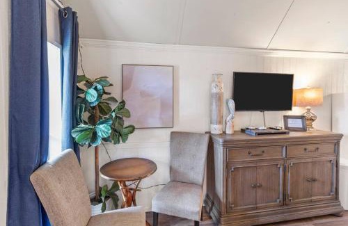 Oil City House | Avail This Weekend, Romantic, Kayaks!