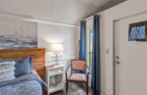 Oil City House | Avail This Weekend, Romantic, Kayaks!